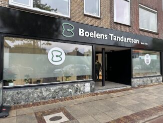 Boelens Tandartsen | Raambelettering & piepschuim letters | Van Loon reclame